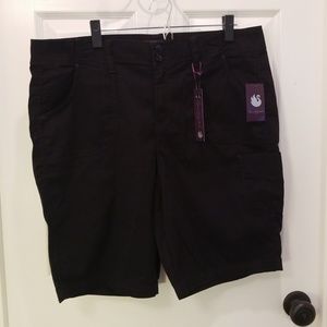 Size 16 Gloria Vanderbilt Black Danica Bermudas
